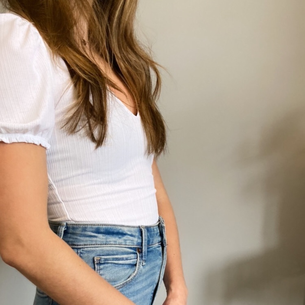 Dynamite Puffy White V Neck  XXS